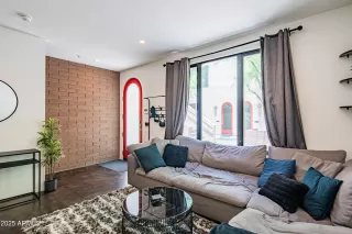 Photo #5: 6882941 Listing 