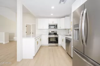 Photo #4: 6884117 Listing