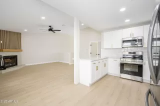 Photo #5: 6884117 Listing