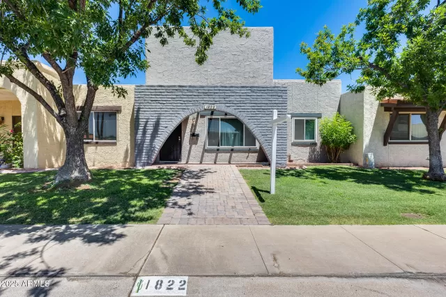 MLS: 6884184 Condo For Sale