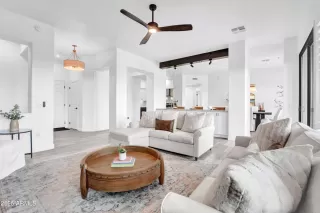 Photo #3: 6888308 Listing