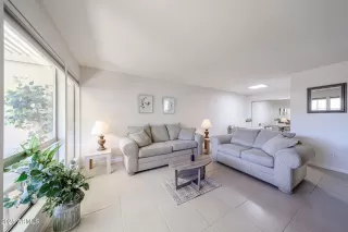 Photo #4: 6890119 Listing