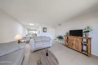 Photo #5: 6890119 Listing