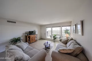 Photo #6: 6890119 Listing