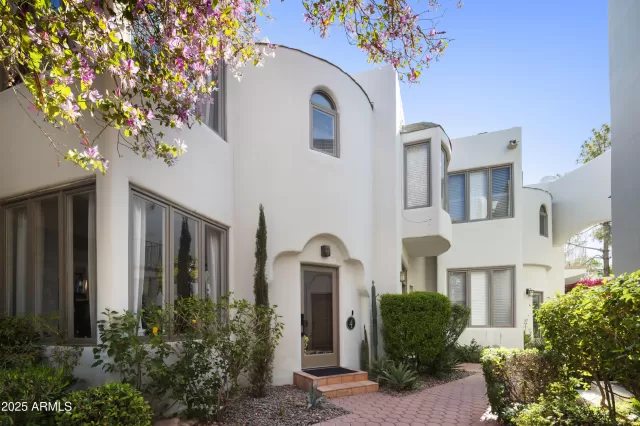 MLS: 6892528 Condo For Sale