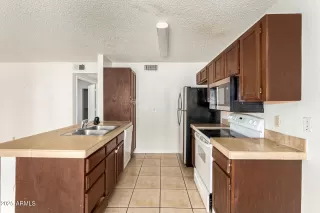 Photo #4: 6892906 Listing