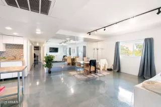 Browse active condo listings in WINDSOR PLACE