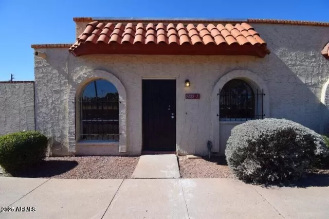 MLS: 6895484 Condo For Sale