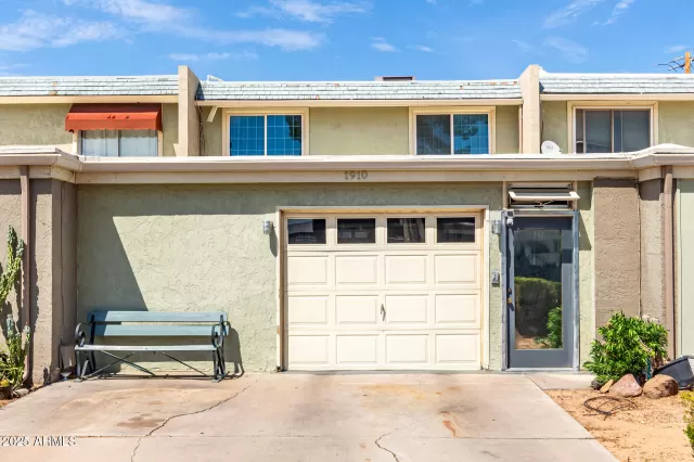 MLS: 6895587 Condo For Sale