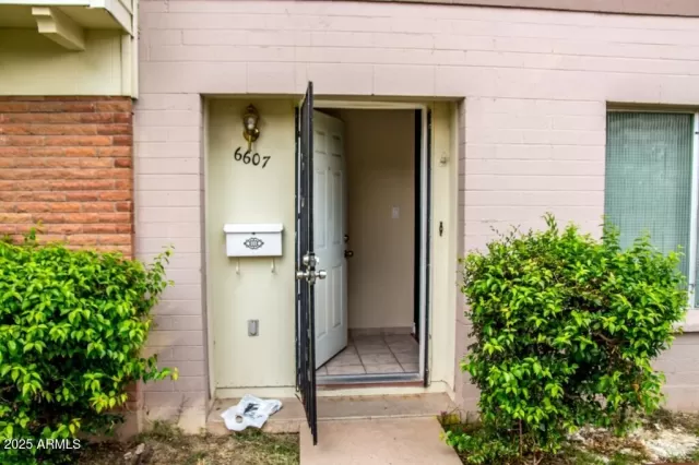 MLS: 6895654 Condo For Sale