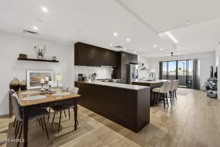 Photo #6: 6897128 Listing