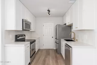 Photo #5: 6898427 Listing