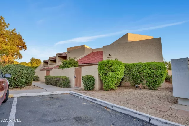 MLS: 6898669 Condo For Sale