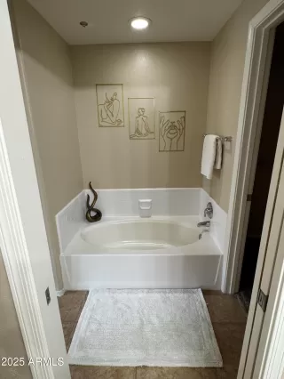 Photo #5: 6899969 Listing