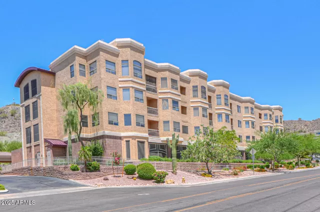 MLS: 6900942 Condo For Sale