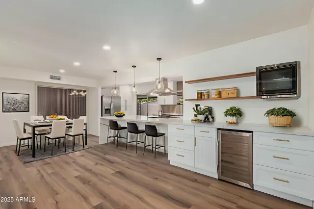 MLS: 6902083 Condo For Sale