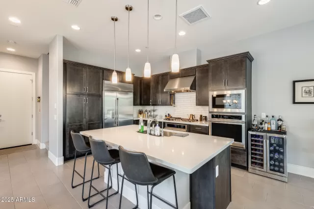 MLS: 6902723 Condo For Sale