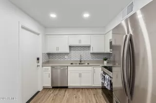 Photo #6: 6902880 Listing
