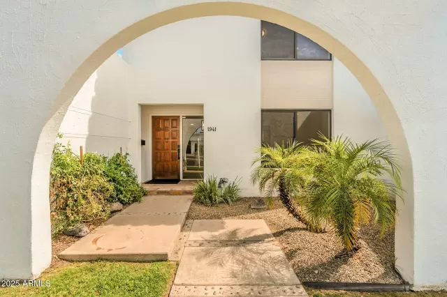 MLS: 6903433 Condo For Sale