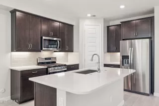 Photo #5: 6910172 Listing