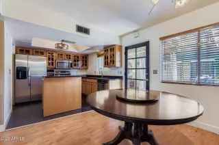 Photo #5: 6910912 Listing