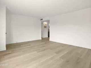 Photo #4: 6911105 Listing