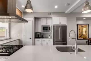 Photo #5: 6911800 Listing