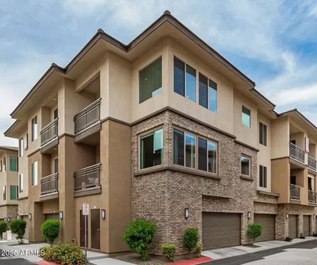 MLS: 6913138 Condo For Sale