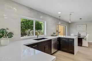 Photo #3: 6913308 Listing 