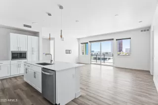 Photo #2: 6914600 Listing 