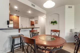 Photo #6: 6914826 Listing 