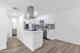 Photo #6: 6915749 Listing