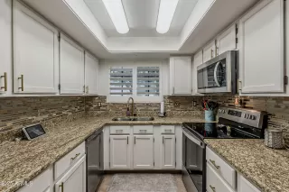 Photo #2: 6916000 Listing