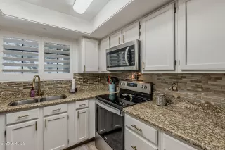 Photo #3: 6916000 Listing