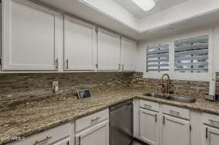 Photo #4: 6916000 Listing