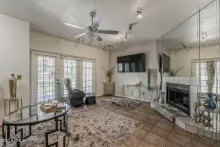 Photo #5: 6916000 Listing