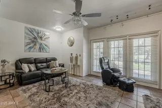 Photo #6: 6916000 Listing