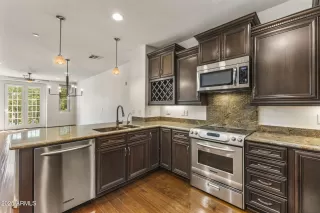 Photo #6: 6916908 Listing