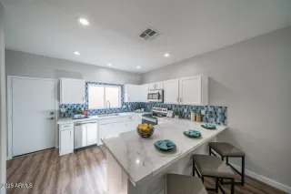 Photo #5: 6918019 Listing