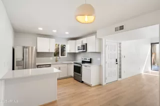 Photo #4: 6918700 Listing