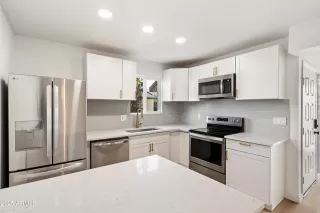 Photo #5: 6918700 Listing