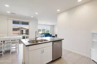 Photo #3: 6918849 Listing