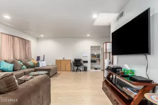 Photo #5: 6919708 Listing