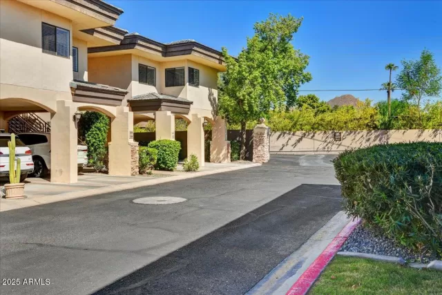 MLS: 6927062 Condo For Sale