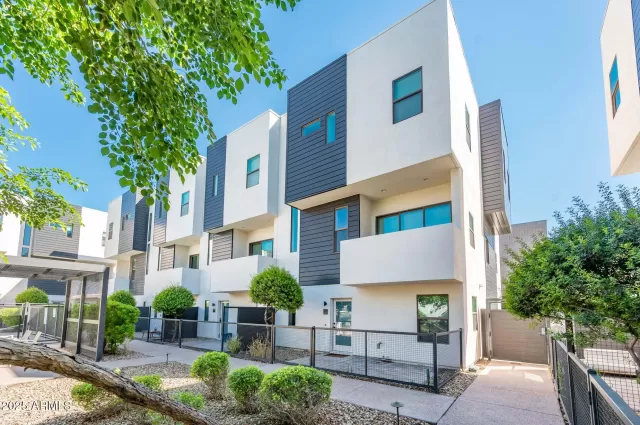 MLS: 6928648 Condo For Sale