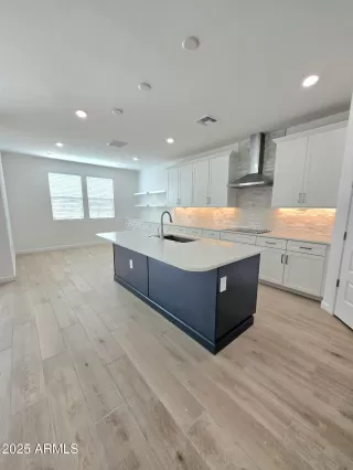 Photo #4: 6928840 Listing