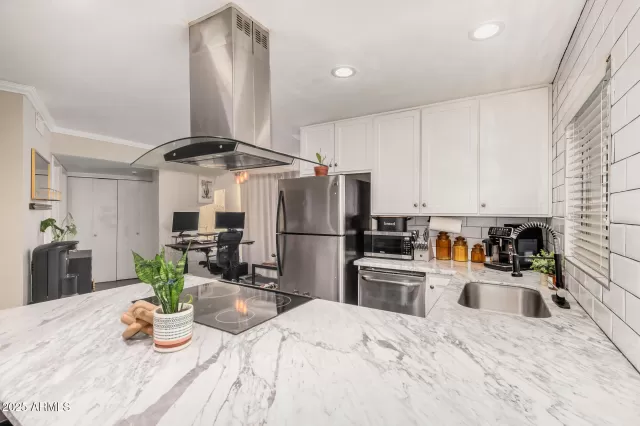 MLS: 6932003 Condo For Sale