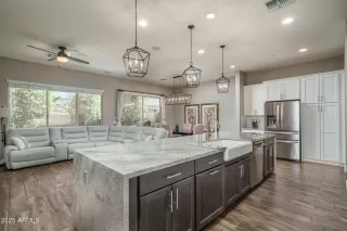 Photo #5: 6937630 Listing