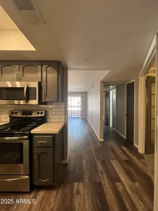 Photo #3: 6939089 Listing