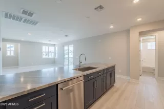 Photo #3: 6940166 Listing 